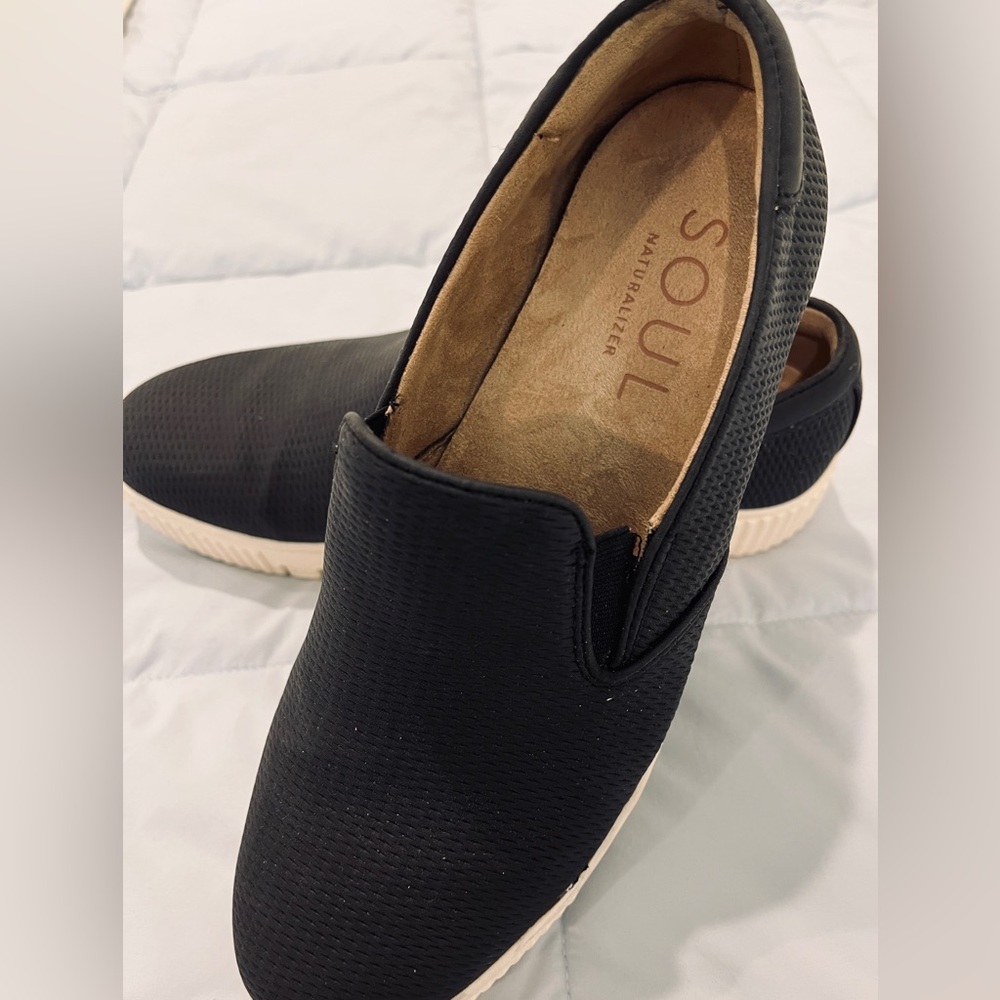 Soothe Your Sole!  SOUL NATURALIZER (EUC, Size 8) “Tia” Slip-ons, Black & White